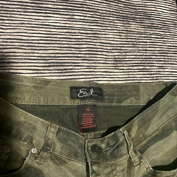 Earl Brand. Camouflage Jean skirt. Size 10. - Picture 7 of 7